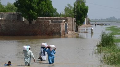 Photo de Pakistan : les inondations bloquent des personnes âgées sur des parcelles de terre