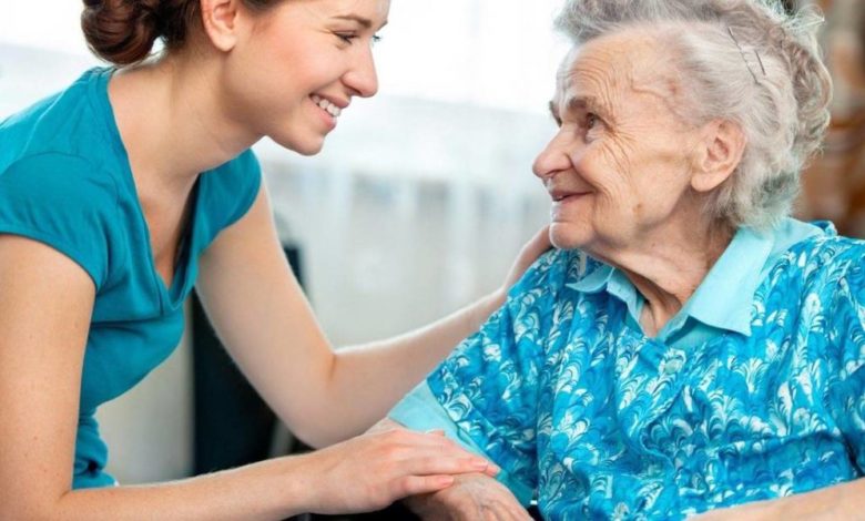 Aide-soignante qui aide senior