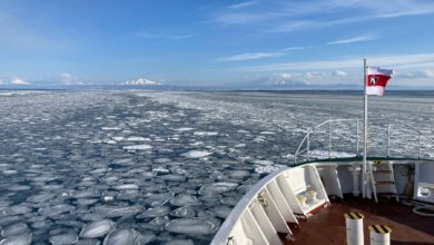 Photo de Un navire de croisière français rencontre un brise-glace nucléaire russe près du pôle Nord