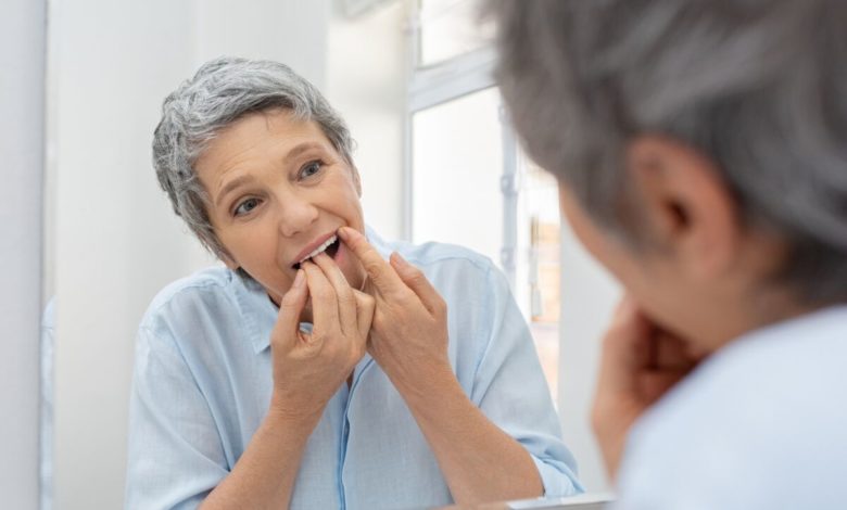 Femme qui met ses mains dans la bouche